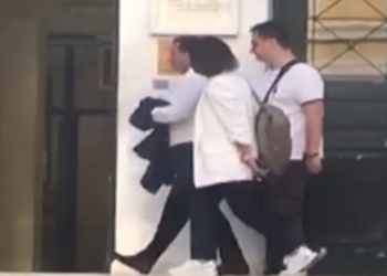 To θέατρο του Αποστολου Λύτρα πως φορούσε …