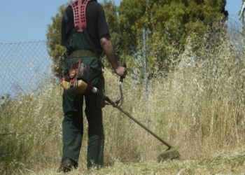Ο Δήμος Σαρωνικού σπάει τα λουκέτα και καθαρίζει τα οικόπεδα των ιδιωτών