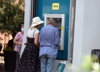 Έρχονται μειώσεις προμηθειών από τις τράπεζες