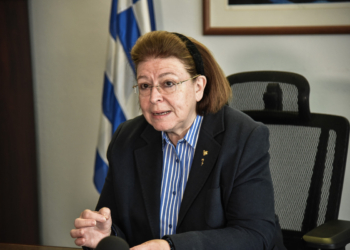 Η Λ. Μενδώνη στα εγκαίνια του ναού της «Μεγάλης Παναγιάς» στη Σαμαρίνα