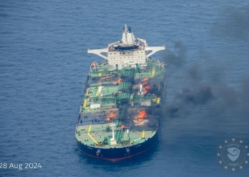 Φλεγόμενο παραμένει το ελληνόκτητο δεξαμενόπλοιο SOUNION