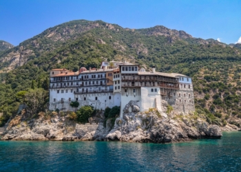 Συναγερμός για άντρα που εγκλωβίστηκε στο Άγιον Όρος