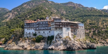 Συναγερμός για άντρα που εγκλωβίστηκε στο Άγιον Όρος