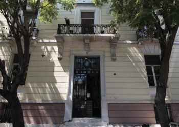 Ο Εθνάρχης, το όνομα, ο πυρσός, ο Μάο και η… επιστροφή στη Ρηγίλλης