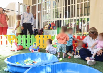 Ο Πρωθυπουργός επισκέφτηκε βρεφονηπιακό σταθμό στο Θησείο