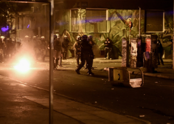 Επίθεση με μολότοφ σε αστυνομικούς στην Πλ. Βικτωρίας: Δυο συλλήψεις