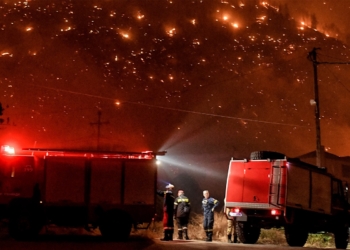 Ξυλόκαστρο: Θρήνος για τους δύο νεκρούς – Τραυματίστηκαν πυροσβέστες