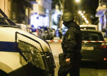 Αντιτρομοκρατική: Έρευνα σε σπίτι στο Παγκράτι – Βρέθηκαν όπλα, χειροβομβίδες και εκρηκτικά