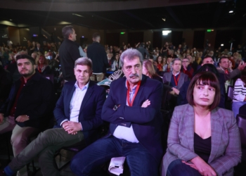 Εκρηκτικό συνέδριο ΣΥΡΙΖΑ: Αποδοκιμασίες, σπρωξίματα και λιποθυμίες (βίντεο – εικόνες)