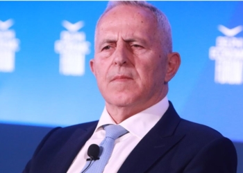 Ναύαρχος Αποστολάκης: Ούτε Κασσελάκης- Ούτε Φάμελλος – Με ποιον αρχηγό σφιχταγκαλιάζεται