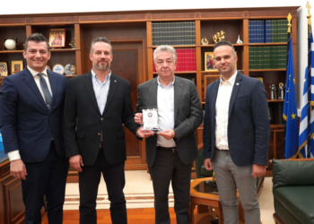 Τιμητική πλακέτα στον Περιφερειάρχη Κρήτης από την Ευρωπαϊκή Αθλητική Ένωση Αστυνομικών