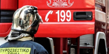 Πειραιάς: Πυρκαγιά σε διαμέρισμα – Επιχειρούν 14 πυροσβέστες