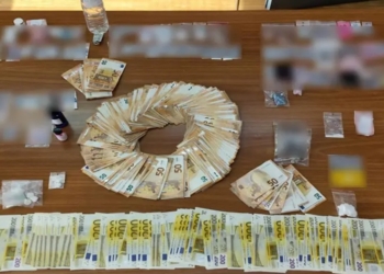 Ναρκοπάρτι στα Καλύβια: 13 συλλήψεις ανάμεσά τους και 3 αστυνομικοί που έκαναν τους security