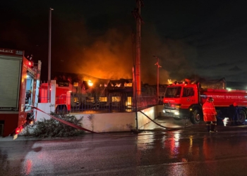 Διπλό κακό στο Κορωπί: Στις φλόγες Καραμολέγκος και Απολλώνιον – Λιώνουν 3 εργοστάσια (Αποκλειστικές εικόνες -βίντεο Today Press)
