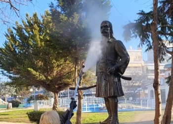 Θεσσαλονίκη: Καθαρίστηκε το άγαλμα του Αντώνη Κατσαντώνη – Χειροπέδες στον 15χρονο που το βανδάλισε
