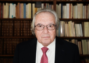 Θεοφάνεια ή Θεοφάνια: Ο Μπαμπινιώτης μας λέει ποιος είναι ο ανορθόγραφος