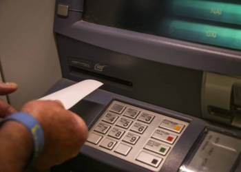 «Φρένο» στις τραπεζικές προμήθειες και στα ασφάλιστρα
