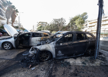 Πατήσια: Εμπρηστική επίθεση σε σταθμευμένα οχήματα