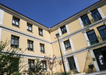 Ευελπίδων: Δεν βρέθηκε κάτι ύποπτο στα δικαστήρια μετά το τηλεφώνημα για βόμβα – Αποκαταστάθηκε η κυκλοφορία