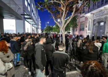 Δικαστήρια Ηρακλείου: Φυγαδεύτηκαν η μητέρα και ο πατριός του 3χρονου παιδιού – Εξαγριωμένο πλήθος φώναζε “Άγγελος”