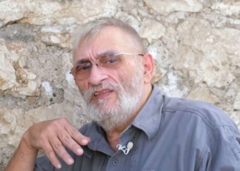Ιάσονας Τριανταφυλλίδης: Όταν ο διάσημος τηλεκριτικός “στόλιζε” Άντζελα Δημητρίου και Λευτέρη Πανταζή (βίντεο)