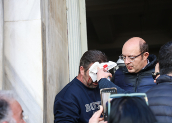 Επεισόδια έξω από τα δικαστήρια Ηρακλείου – Το οργισμένο πλήθος προσπαθεί να μπει μέσα (βίντεο)