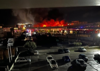 Διπλό κακό στο Κορωπί: Στις φλόγες Καραμολέγκος και Απολλώνιον – Λιώνουν 3 εργοστάσια (Αποκλειστικές εικόνες -βίντεο Today Press)