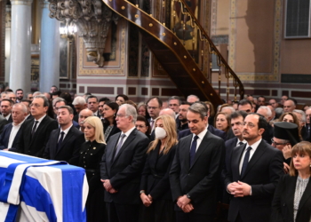 Κηδεία Κώστα Σημίτη: Ολοκληρώθηκε η εξόδιος ακολουθία στη Μητρόπολη Αθηνών
