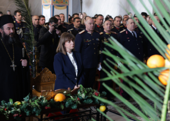 Σακελλαροπούλου: Εύχομαι το φως της αγάπης και της ειρήνης να αγγίξει τις καρδιές όλων μας