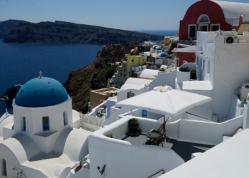 Σφαγή για ένα αεροπορικό από Σαντορίνη – Ελλείψεις και ξεσάλωμα από αεροπορικές