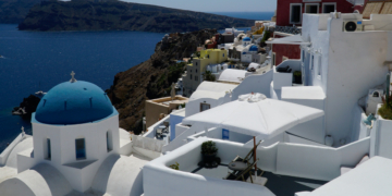 Σφαγή για ένα αεροπορικό από Σαντορίνη – Ελλείψεις και ξεσάλωμα από αεροπορικές
