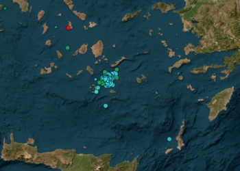 5αρι χτύπησε ΤΩΡΑ τη Θήρα – Ο Συνολάκης βλέπει «ηφαίστειο»