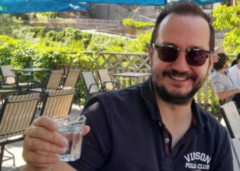 Τα κρίσιμα ερωτήματα γύρω από τον θάνατο του Βασίλη Καλογήρου: Η αινιγματική ανάρτηση της μητέρας του