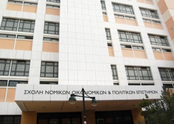 Εισβολή κουκουλοφόρων στη Νομική Αθηνών!