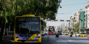 Στη Βουλή ο νέος ΚΟΚ: Ποινικοποιείται η οδήγηση με τη χρήση κινητού – Εκτός λεωφορειολωρίδων τα ταξί