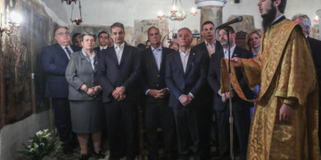 Στην Παιανία για τον Άγιο Αθανάσιο ο Πρωθυπουργός – Παρέστη στη θεία λειτουργία και τη λιτανεία