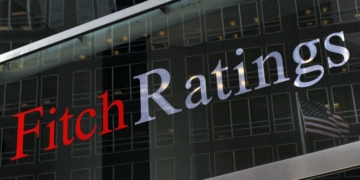 Fitch: Αναβάθμιση των προοπτικών της ελληνικής οικονομίας σε θετικές από σταθερές