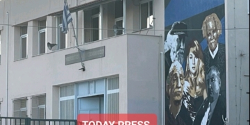 Η Αλίκη επέστρεψε στο σχολείο της – Έκαναν γκράφιτι τη Βουγιουκλάκη στο σχολείο όπου γυρίστηκαν τα “χτυποκάρδια στο θρανίο”