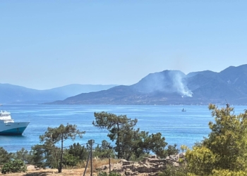 Φωτιά στα Μέθανα – Επιχειρούν ισχυρές δυνάμεις της Πυροσβεστικής