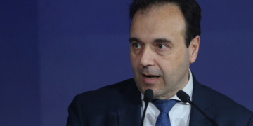 Παπαστεργίου για το Kids Wallet: Δεν είναι μέσο επιτήρησης με ποινές, αλλά εργαλείο υπεύθυνης χρήσης
