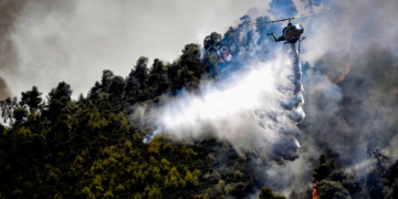 Φωτιά στη Ριτσώνα: Ενισχύθηκαν οι δυνάμεις της Πυροσβεστικής