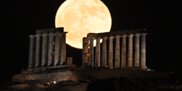 Φεγγάρι της Φράουλας: Κλικς από το Σούνιο με την μαγευτική Πανσέληνο