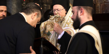Στο Φανάρι ο Απ. Τζιτζικώστας – Αναγορεύτηκε Άρχοντας του Οικουμενικού Πατριαρχείου