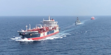 ΗΑΕ: Δύο πλοία συγκρούστηκαν κοντά στα Στενά του Χορμούζ- το λιμενικό των Εμιράτων απομάκρυνε 24 μέλη του πληρώματος του ενός πετρελαιοφόρου