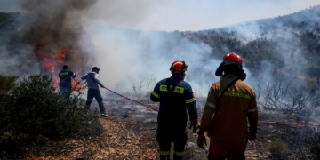 Μεγάλη φωτιά ξέσπασε σήμερα το απόγευμα στον Μαραθώνα – Ο δήμαρχος απών