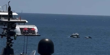 Καρέ-καρέ η πτώση του ελικοπτέρου στη Βουλιαγμένη: Σε εξέλιξη η έρευνα – Ανάμεσα στους επιβάτες και μία έγκυος γυναίκα