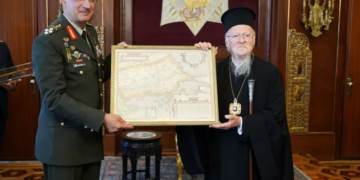 Στα όρια της φαιδρότητας το να διαμαρτύρεται η Τουρκία για τον χάρτη που επέδωσε ο αρχηγός ΓΕΕΘΑ στον Οικουμενικό Πατριάρχη Βαρθολομαίο, τονίζουν πηγές του υπουργείου Εθνικής Άμυνας
